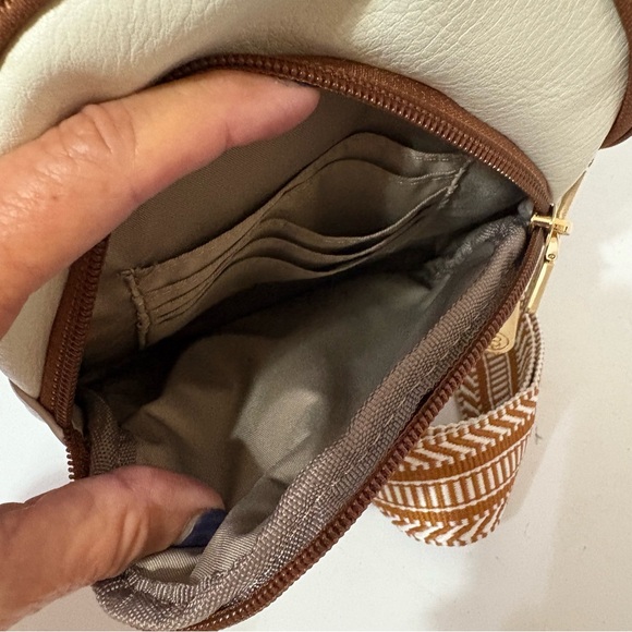 BOSTANTEN Small Sling Bag for Women, Crossbody Bag, Fanny Pack, or Chest Bag. - Picture 7 of 9